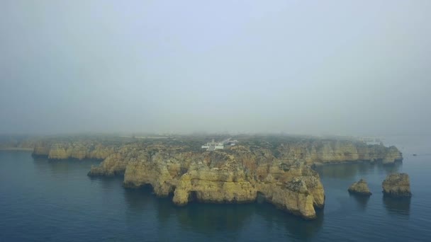 Nagranie dronów z atlantyckiego wybrzeża Portugalii w rejonie Ponda da Piedade — Wideo stockowe