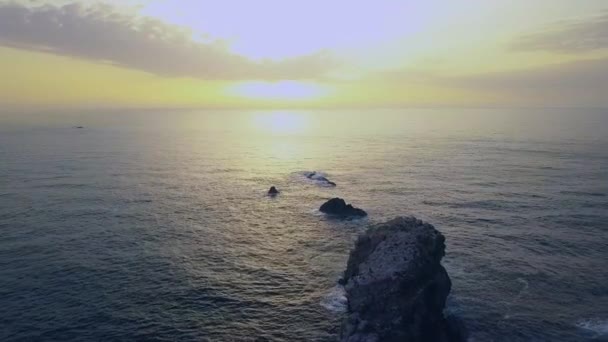 Images de drones de la côte atlantique du Portugal dans la région d'Aljezur. coucher de soleil spectaculaire. — Video