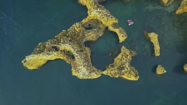 Nagranie dronów z atlantyckiego wybrzeża Portugalii w rejonie Ponda da Piedade — Wideo stockowe