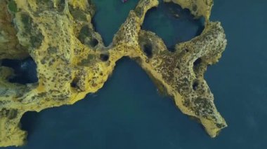 Portekiz 'in Atlantik kıyısındaki Ponda da Piedade bölgesinden insansız hava aracı görüntüleri.