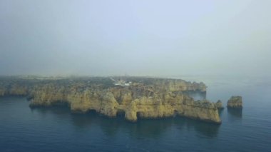 Portekiz 'in Atlantik kıyısındaki Ponda da Piedade bölgesinden insansız hava aracı görüntüleri.