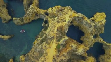 Portekiz 'in Atlantik kıyısındaki Ponda da Piedade bölgesinden insansız hava aracı görüntüleri.