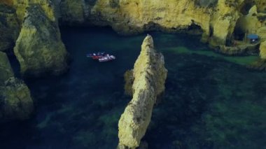 Portekiz 'in Atlantik kıyısındaki Ponda da Piedade bölgesinden insansız hava aracı görüntüleri. stand up paddle turizmi.