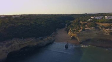 Porsche bölgesindeki Portekiz 'in Atlantik kıyısından insansız hava aracı görüntüleri..