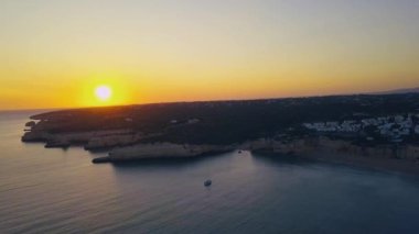Portimao bölgesindeki Portekiz 'in Atlantik kıyısından insansız hava aracı görüntüleri..