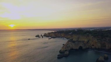 Portimao bölgesindeki Portekiz 'in Atlantik kıyısından insansız hava aracı görüntüleri..