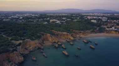 Portimao bölgesindeki Portekiz 'in Atlantik kıyısından insansız hava aracı görüntüleri..
