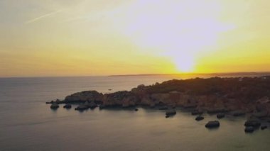 Portimao bölgesindeki Portekiz 'in Atlantik kıyısından insansız hava aracı görüntüleri..