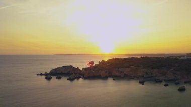 Portimao bölgesindeki Portekiz 'in Atlantik kıyısından insansız hava aracı görüntüleri..