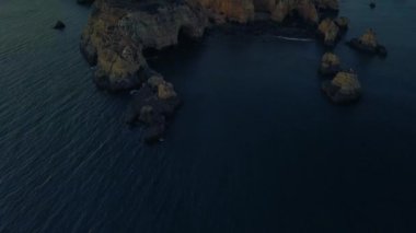 Portimao bölgesindeki Portekiz 'in Atlantik kıyısından insansız hava aracı görüntüleri..
