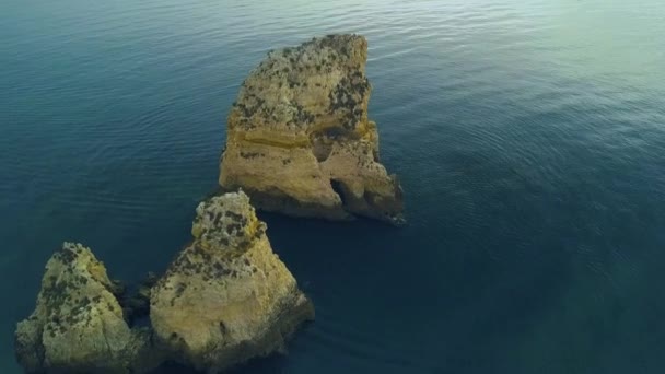 Portekiz 'in Atlantik kıyısındaki Ponda da Piedade bölgesinden insansız hava aracı görüntüleri. stand up paddle turizmi. — Stok video