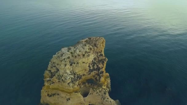 Images de drones de la côte atlantique du Portugal dans la région de Ponda da Piedade. lever le tourisme de pagaie. — Video