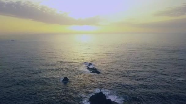 Riprese di droni dalla costa atlantica del Portogallo nella zona di Aljezur. tramonto spettacolare. — Video Stock
