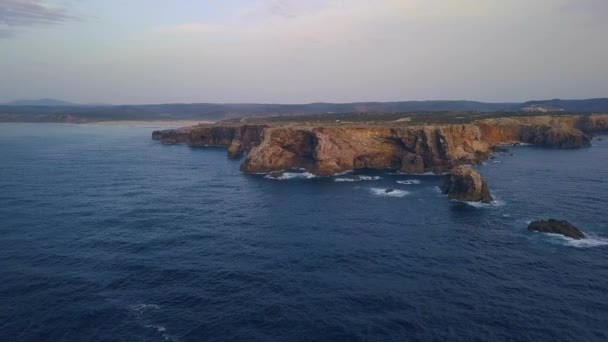 Nagranie dronów z atlantyckiego wybrzeża Portugalii w rejonie Carrapateira. — Wideo stockowe