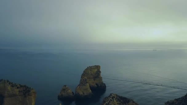 Portekiz 'in Atlantik kıyısındaki Ponda da Piedade bölgesinden insansız hava aracı görüntüleri. — Stok video