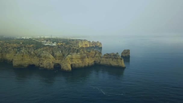 Záběry ze záběrů z atlantického pobřeží Portugalska v oblasti Ponda Piedade — Stock video