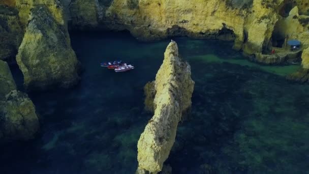 Nagranie dronów z atlantyckiego wybrzeża Portugalii w rejonie Ponda da Piedade. turystyka paddle stand up. — Wideo stockowe