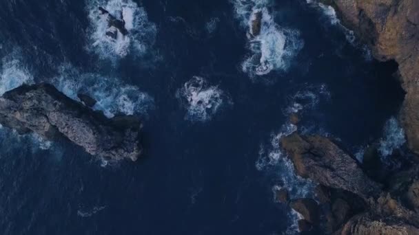 Запись беспилотника с Атлантического побережья Португалии в районе Каррапатейры. — стоковое видео