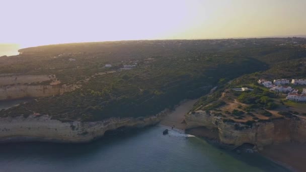 Nagranie dronów z atlantyckiego wybrzeża Portugalii w rejonie Porsche. — Wideo stockowe