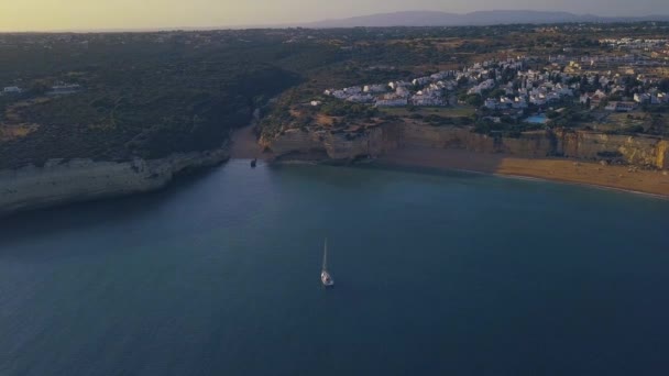 Imagens de drones da costa atlântica de Portugal na área de Porsches. — Vídeo de Stock