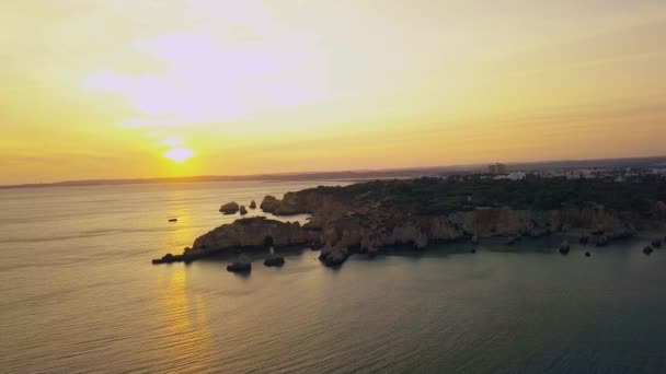 Drone beelden van de Atlantische kust van Portugal in het Portimao gebied. — Stockvideo