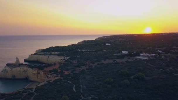 Imagens de drones da costa atlântica de Portugal na área de Portimão. — Vídeo de Stock