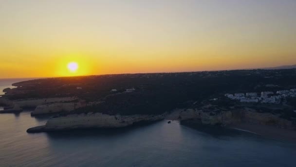 Nagranie dronów z atlantyckiego wybrzeża Portugalii w rejonie Portimao. — Wideo stockowe