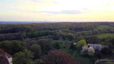Batı Almanya 'nın Unna bölgesindeki Cappenberg Şatosu' nda günbatımında havadan 4K atışı