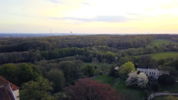 4k lövés a levegőből naplementekor, Cappenberg vára Unna nyugati német kerületében — Stock videók