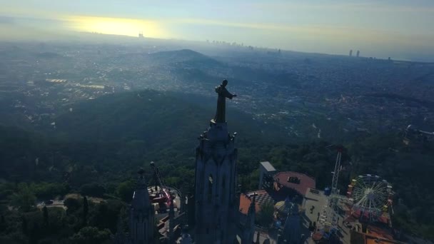 4k stunning aerial view on the Expiatory Church of the Sacred Heart of Jesus in Barcelona. — ストック動画