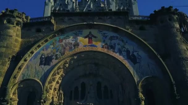 4k stunning aerial view on the Expiatory Church of the Sacred Heart of Jesus in Barcelona. — Stockvideo