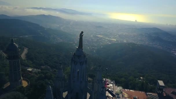 4k stunning aerial view on the Expiatory Church of the Sacred Heart of Jesus in Barcelona. — Stok video