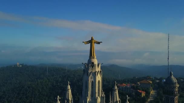 4k stunning aerial view on the Expiatory Church of the Sacred Heart of Jesus in Barcelona. — Stockvideo