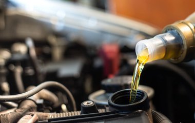 Motor yağı, araba motoru kapanıyor.