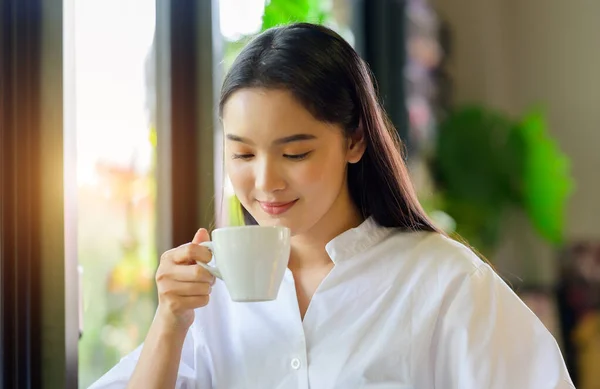 Asian Woman Drinking Coffee Enjoying Her Morning Coffee Smiling Happy — Stock Photo, Image