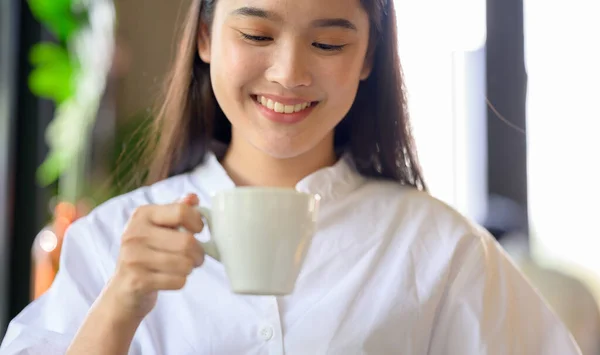 Mulher Asiática Bebendo Café Desfrutando Seu Café Manhã Sorrindo Feliz — Fotografia de Stock