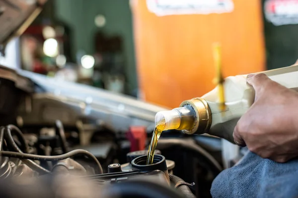 Motor yağı, araba motoru kapanıyor.
