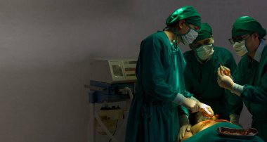 Cerrahın ekibi ameliyat aletleriyle kritik hasta vakalarında göğüs cerrahisi yapıyor..