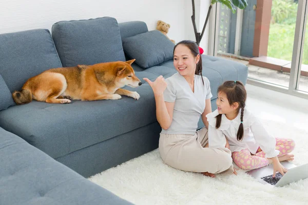 Asian Mother Daughter Sitting Laptop Living Room While Dog Lying — Stock Photo, Image