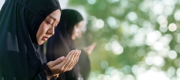 ムスリムの女性はアッラーに礼拝するためにサラーをしています — ストック写真