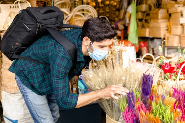 Vit Manlig Turist Bläddrar Bland Lokala Produkter Den Lokala Marknaden — Stockfoto