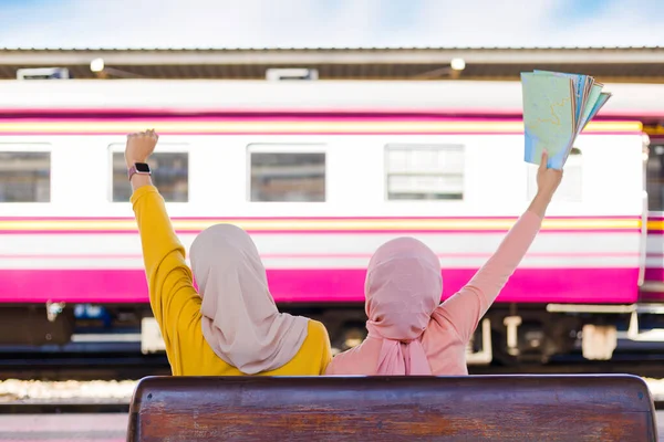 Müslüman Kadın Platformda Trene Binmek Için Koşuyordu — Stok Foto
