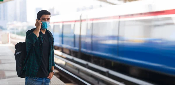 Hombre Caucásico Con Máscaras Quirúrgicas Esperando Para Abordar Tren Público — Foto de Stock