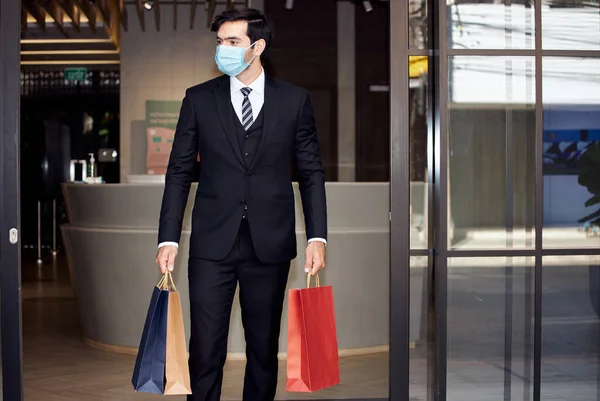 Caucásico Hombre Traje Lleva Una Bolsa Compras Caminando Fuera Tienda — Foto de Stock