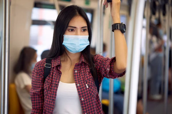Mujer Asiática Con Mascarilla Viajaba Transporte Público Durante Epidemia Covid — Foto de Stock