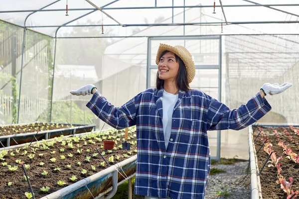 Asiatiska Unga Kvinnliga Jordbrukare Visade Tecken Glädje Och Känsla Uppfriskad — Stockfoto