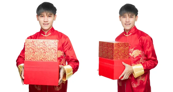 Hombre Asiático Vestido Cuello Mandarina Sosteniendo Caja Regalo Roja Sonríe — Foto de Stock