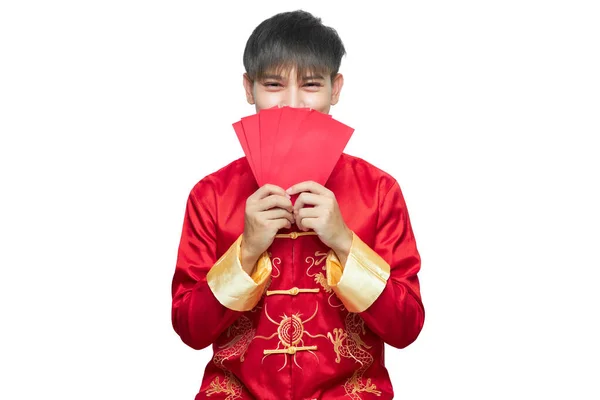 Hombre Asiático Vestido Cuello Mandarina Sosteniendo Sobre Rojo Paquete Sonríe — Foto de Stock