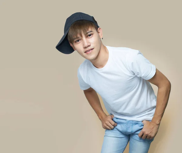 Joven Hombre Asiático Con Camisa Blanca Sombrero Negro Sobre Fondo — Foto de Stock