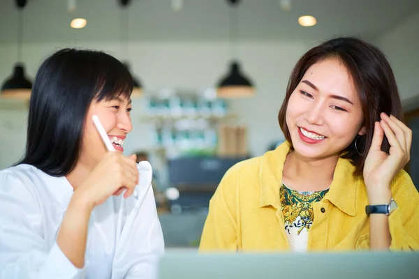Dos Jóvenes Mujeres Trabajadoras Independientes Asiáticas Charlando Entre Ellas Sonriendo — Foto de Stock